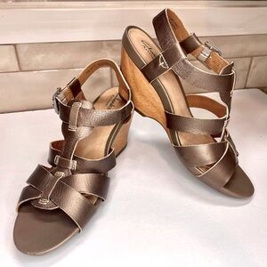 Clark’s NIB Woodward Alder Wedge Sandal - Bronze 8.5M